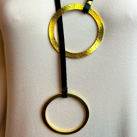 Modern Black leather & hammered brass Clr designer necklace w/Interlocking rings - Picture 2 of 7